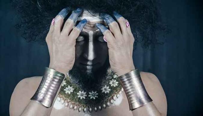 O gestual coreografados e fortes expressões marcam o espetáculo Quando os elefantes saem para passear(foto: Studio Sartoryi/Divulgação) O gestual coreografados e fortes expressões marcam o espetáculo Quando os elefantes saem para passear(foto: Studio Sartoryi/Divulgação)