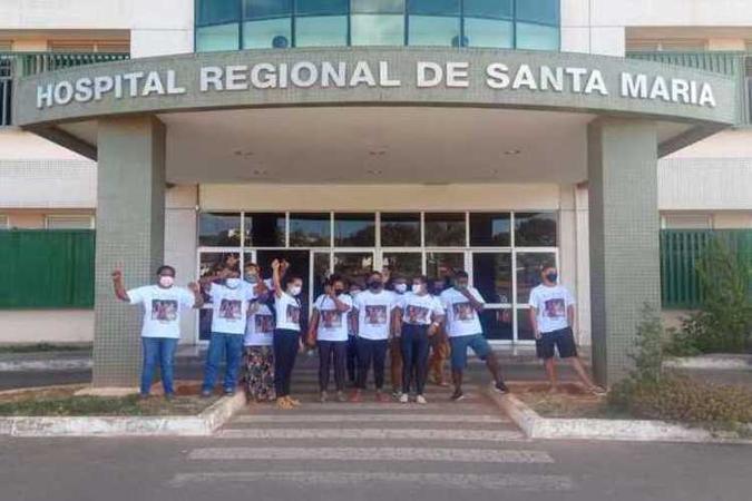 Familiares e amigos de Ana se reuniram em frente Familiares e amigos de Ana se reuniram em frente