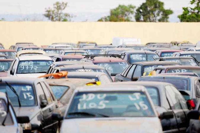Leilão do DER-DF coloca à venda 140 carros(foto: Gabriel Jabur/Agência Brasília) Leilão do DER-DF coloca à venda 140 carros(foto: Gabriel Jabur/Agência Brasília)