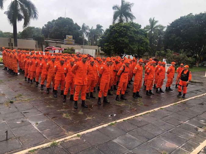 Neste sábado, 500 militares do Corpo de Bombeiros fazem ações no Guará, na Fercal, em Sobradinho, São Sebastião e Planaltina(foto: Walder Galvão/CB/D.A.Press) Neste sábado, 500 militares do Corpo de Bombeiros fazem ações no Guará, na Fercal, em Sobradinho, São Sebastião e Planaltina(foto: Walder Galvão/CB/D.A.Press)
