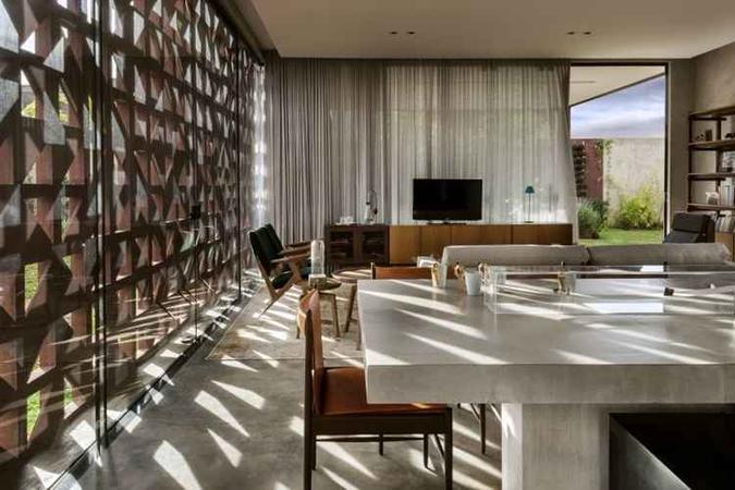 Na área interna da Casa Clara, o mobiliário elegante ganha um ar mais frugal quando combinado às paredes de concreto.(foto: Edgard Cesar/Divulgação) Na área interna da Casa Clara, o mobiliário elegante ganha um ar mais frugal quando combinado às paredes de concreto.(foto: Edgard Cesar/Divulgação)