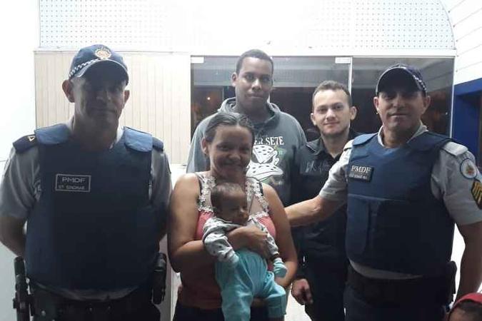 Família e policiais se reencontram três dias depois do salvamento do bebê Davi Luca(foto: Dilvulgação / PMDF) Família e policiais se reencontram três dias depois do salvamento do bebê Davi Luca(foto: Dilvulgação / PMDF)