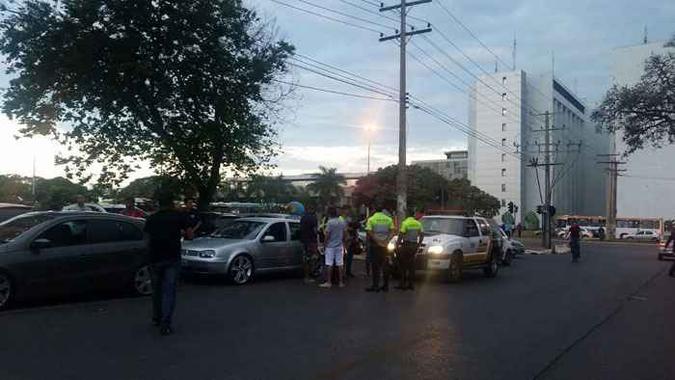Os motoristas de carros modificados, multados pelos militares, tentavam negociar com o comandante a retirada das multas(foto: Alessandra Modzeleski) Os motoristas de carros modificados, multados pelos militares, tentavam negociar com o comandante a retirada das multas(foto: Alessandra Modzeleski)