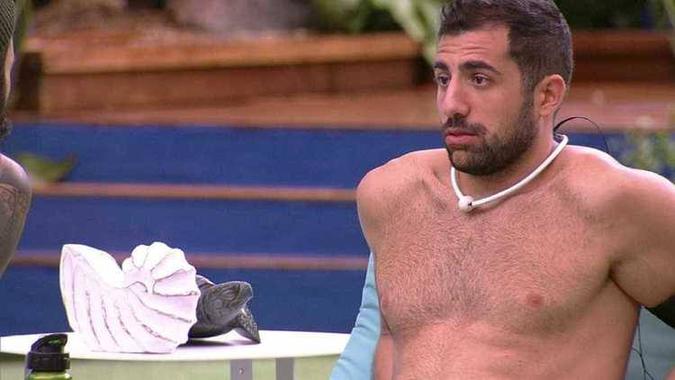 Kaysar recebe bronca da produção após 'brincadeira de mão' com Caruso(foto: TV Globo/Reprodução ) Kaysar recebe bronca da produção após 'brincadeira de mão' com Caruso(foto: TV Globo/Reprodução )