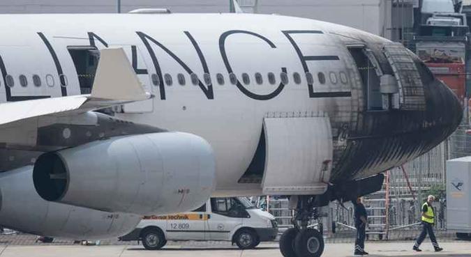 Muito afetado pela fumaça e as chamas, o avião não teve condições de decolar(foto: Boris Roessler / AFP) Muito afetado pela fumaça e as chamas, o avião não teve condições de decolar(foto: Boris Roessler / AFP)