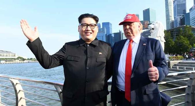 Sósias de Kim Jong-un e Donald Trump se encontram em Singapura (foto: Roslan Rahman/AFP ) Sósias de Kim Jong-un e Donald Trump se encontram em Singapura (foto: Roslan Rahman/AFP )