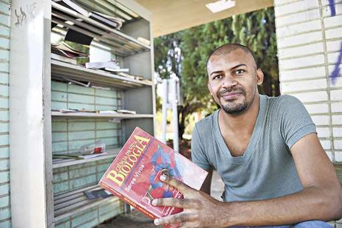 O médico de 33 anos recebeu ontem o diploma de graduação: O médico de 33 anos recebeu ontem o diploma de graduação: