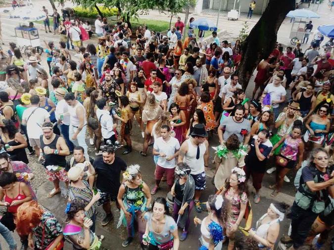 Cerca de 500 foliões aproveitam a segunda-feira de carnaval no Setor Comercial Sul(foto: Vinícius Cardoso/Esp. CB/D.A Press) Cerca de 500 foliões aproveitam a segunda-feira de carnaval no Setor Comercial Sul(foto: Vinícius Cardoso/Esp. CB/D.A Press)