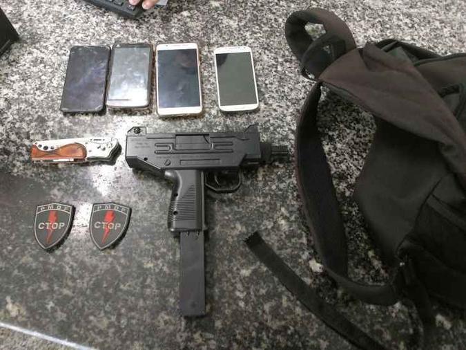 Os adolescentes correram em fuga, mas foram rendidos e revistados pelos policiais, que encontraram a réplica da arma(foto: Divulgação/PMDF) Os adolescentes correram em fuga, mas foram rendidos e revistados pelos policiais, que encontraram a réplica da arma(foto: Divulgação/PMDF)