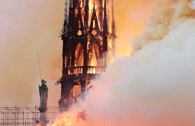 Chamas em uma das torres da Catedral de Notre-Dame, em Paris(foto: Benoit Tessier/AFP) Chamas em uma das torres da Catedral de Notre-Dame, em Paris(foto: Benoit Tessier/AFP)