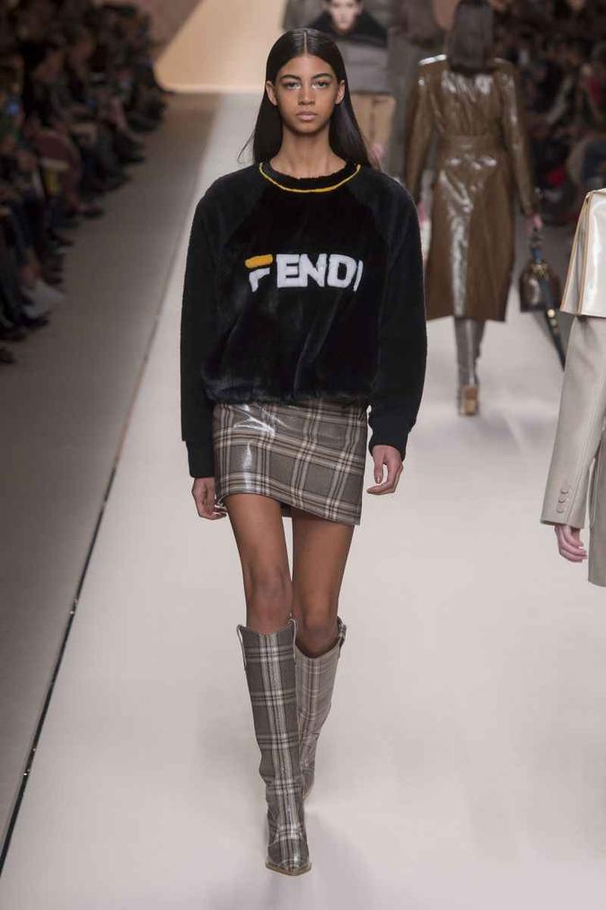 Em 2018, a Fendi desfilou coleção com marcas de sportswear. A grife italiana mesclou moletons com peças de alfaiataria(foto: Kim Weston Arndol/Indigital.tv) Em 2018, a Fendi desfilou coleção com marcas de sportswear. A grife italiana mesclou moletons com peças de alfaiataria(foto: Kim Weston Arndol/Indigital.tv)