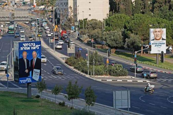 Em uma avenida de Jerusalém, cartazes de campanha de Netanyahu (E) e Gantz: acusações e farpas na reta final da disputa(foto: AFP / AHMAD GHARABLI) Em uma avenida de Jerusalém, cartazes de campanha de Netanyahu (E) e Gantz: acusações e farpas na reta final da disputa(foto: AFP / AHMAD GHARABLI)