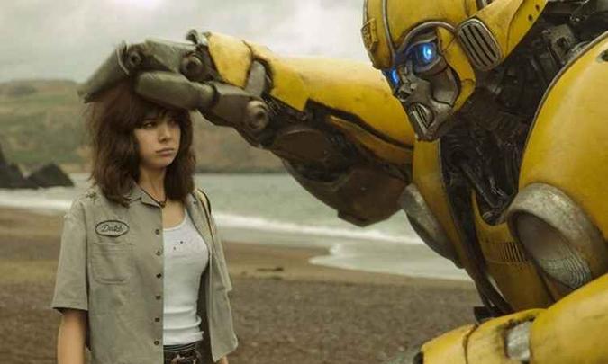 A relação de amizade entre uma jovem e um robô é o mote para 'Bumblebee'(foto: Reprodução/Internet) A relação de amizade entre uma jovem e um robô é o mote para 'Bumblebee'(foto: Reprodução/Internet)