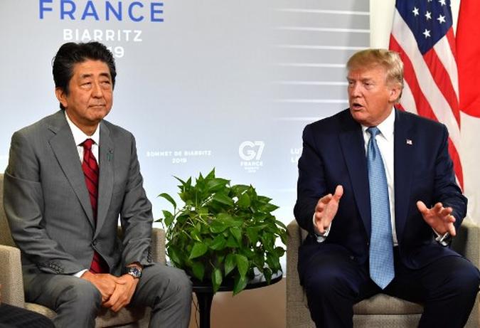 Primeiro-ministro japonês, Shinzo Abe, e o presidente dos EUA, Donald Trump, durante reunião do G7(foto: Nicholas Kamm/AFP) Primeiro-ministro japonês, Shinzo Abe, e o presidente dos EUA, Donald Trump, durante reunião do G7(foto: Nicholas Kamm/AFP)
