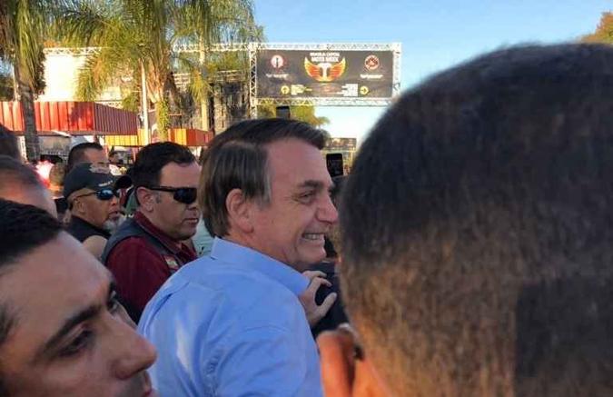 Bolsonaro chega ao Brasília Capital Moto Week(foto: Reprodução/Twitter/@GabrielTenuta) Bolsonaro chega ao Brasília Capital Moto Week(foto: Reprodução/Twitter/@GabrielTenuta)
