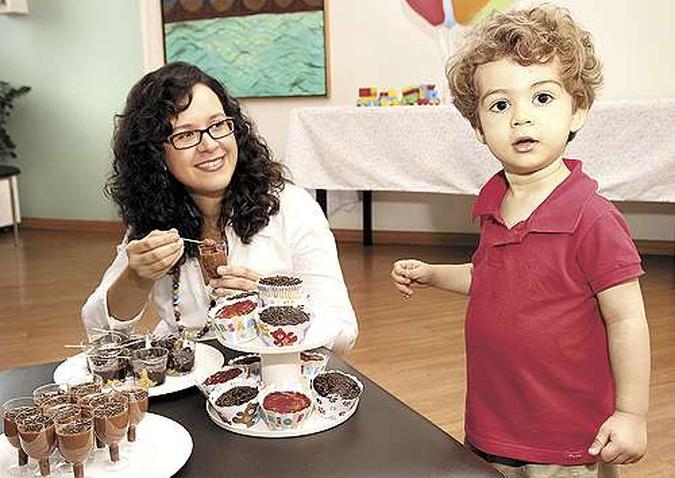 A arquiteta Marília faz as festas do filho Luca com pratos sem lactose. O objetivo é prevenir e integrar, já que ela e alguns parentes do menino têm intolerância ao açúcar do leite (foto: Wallace Martins/Esp. CB/D.A Press) A arquiteta Marília faz as festas do filho Luca com pratos sem lactose. O objetivo é prevenir e integrar, já que ela e alguns parentes do menino têm intolerância ao açúcar do leite (foto: Wallace Martins/Esp. CB/D.A Press)