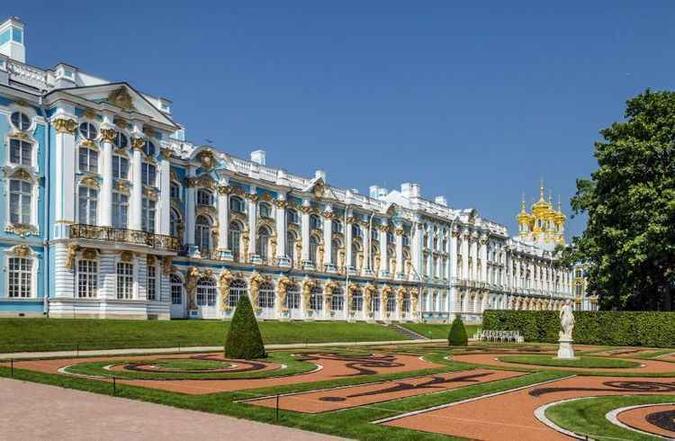 Palácio de Catarina, com uma fachada de 325 metros, tem jardins suntuosos que marcam a glória militar(foto: Alex Florstein/Flickr) Palácio de Catarina, com uma fachada de 325 metros, tem jardins suntuosos que marcam a glória militar(foto: Alex Florstein/Flickr)