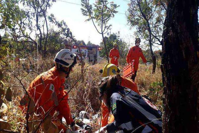 Momento em que mulher é socorrida pelos bombeiros, em matagal da Asa Norte(foto: CBMDF/Divulgação) Momento em que mulher é socorrida pelos bombeiros, em matagal da Asa Norte(foto: CBMDF/Divulgação)