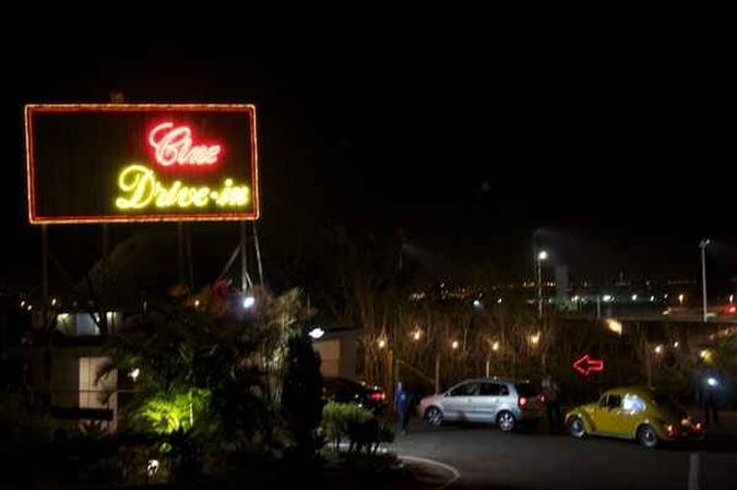 Quase um dos protagonistas do filme, o Cine Drive-in é um dos pontos da cidade no longa (foto: Rose May Carneiro/Divulgação) Quase um dos protagonistas do filme, o Cine Drive-in é um dos pontos da cidade no longa (foto: Rose May Carneiro/Divulgação)