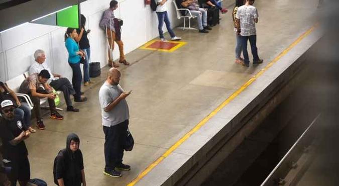 Tempo de espera por trens chega a ultrapassar uma hora Tempo de espera por trens chega a ultrapassar uma hora