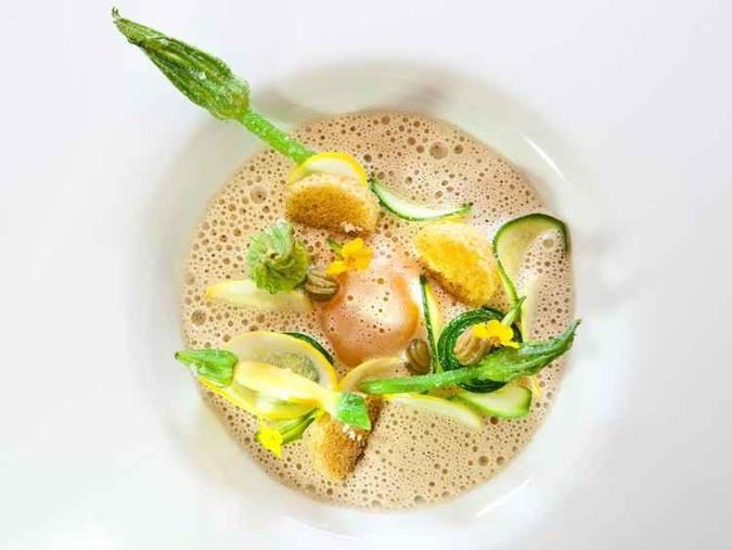No Hertog Jan, na Bélgica, o turista se delicia com produtos orgânicos que crescem na horta do próprio restaurante(foto: Hertog Jan/Reprodução) No Hertog Jan, na Bélgica, o turista se delicia com produtos orgânicos que crescem na horta do próprio restaurante(foto: Hertog Jan/Reprodução)