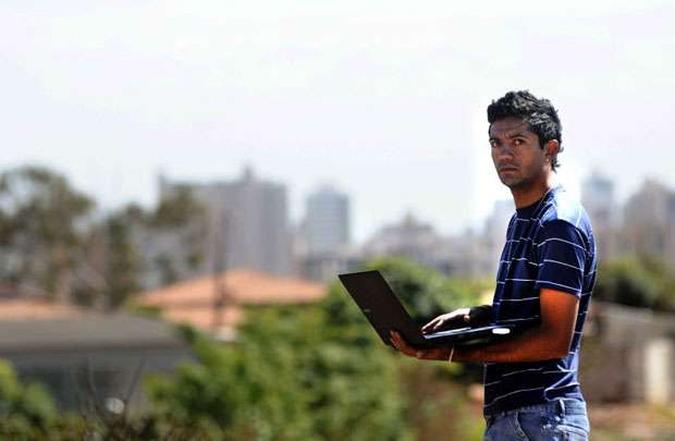 Ildomar Oliveira, 22 anos, não gosta de sair para comemorações e prefere ficar em casa: contato com os amigos deixou de ser diário e, agora, encontram-se pouco durante a semana(foto: Ronaldo de Oliveira/CB/D.A Press) Ildomar Oliveira, 22 anos, não gosta de sair para comemorações e prefere ficar em casa: contato com os amigos deixou de ser diário e, agora, encontram-se pouco durante a semana(foto: Ronaldo de Oliveira/CB/D.A Press)