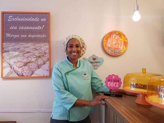 Carol Santos começou a vender brigadeiros no trabalho para fazer uma renda extra(foto: Sibele Negromonte/CB/D.A Press) Carol Santos começou a vender brigadeiros no trabalho para fazer uma renda extra(foto: Sibele Negromonte/CB/D.A Press)