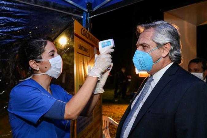 Foto divulgada pela Presidência da Argentina mostrando um trabalhador de saúde (E) medindo a temperatura do presidente argentino Alberto Fernandez antes de entrar na Casa de Governo de Misiones em Posadas, Misiones, Argentina, em 28 de maio de 2020, durante o bloqueio contra a propagação do novo coronavírus , covid-19.(foto: Argentinian Presidency / AFP) Foto divulgada pela Presidência da Argentina mostrando um trabalhador de saúde (E) medindo a temperatura do presidente argentino Alberto Fernandez antes de entrar na Casa de Governo de Misiones em Posadas, Misiones, Argentina, em 28 de maio de 2020, durante o bloqueio contra a propagação do novo coronavírus , covid-19.(foto: Argentinian Presidency / AFP)