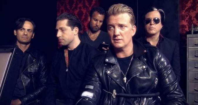 Josh Homme aparece em vídeo irônico ao lado dos integrantes do Queens Of The Stone Age(foto: YouTube/Reprodução) Josh Homme aparece em vídeo irônico ao lado dos integrantes do Queens Of The Stone Age(foto: YouTube/Reprodução)