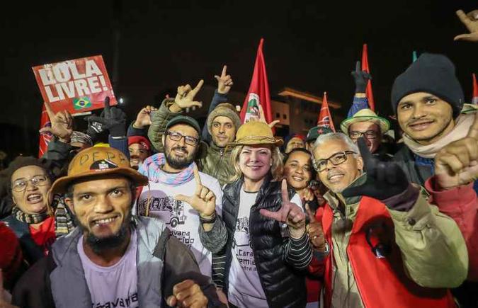 Gleisi (C), presidente do PT: partido reafirmou acordo com o PSB, desconsiderou a candidatura de Marília Arraes, em Pernambuco, e decidiu atrasar anúncio do vice ao Planalto(foto: Ricardo Stuckert/Instituto Lula) Gleisi (C), presidente do PT: partido reafirmou acordo com o PSB, desconsiderou a candidatura de Marília Arraes, em Pernambuco, e decidiu atrasar anúncio do vice ao Planalto(foto: Ricardo Stuckert/Instituto Lula)