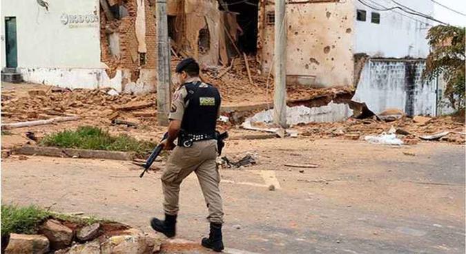 Sede da empresa foi parcialmente destruída com o uso de explosivos, enquanto vias de acesso eram bloqueadas para evitar aproximação da PM(foto: Sérgio Teixeira/Polícia Militar/Divulgação) Sede da empresa foi parcialmente destruída com o uso de explosivos, enquanto vias de acesso eram bloqueadas para evitar aproximação da PM(foto: Sérgio Teixeira/Polícia Militar/Divulgação)