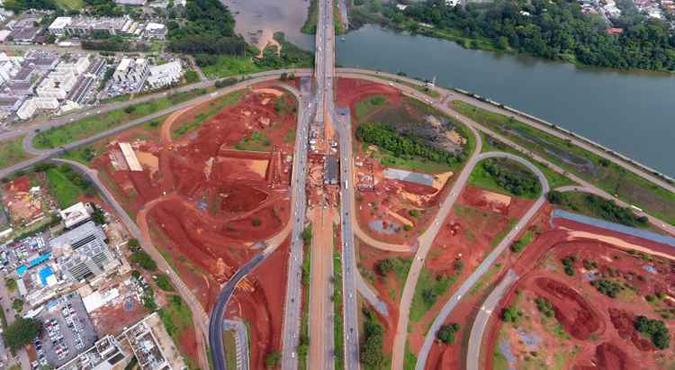 À esquerda, mancha no Lago Paranoá alerta para possibilidade de assoreamento, devido à construção do trevo (foto: Gabriel Jabur/Agência Brasília) À esquerda, mancha no Lago Paranoá alerta para possibilidade de assoreamento, devido à construção do trevo (foto: Gabriel Jabur/Agência Brasília)