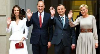 Príncipe William, o Duque de Cambridge e sua esposa Kate, a Duquesa de Cambridge, ao lado do presidente polonês Andrzej Duda e sua esposa Agata Kornhauser-Duda(foto: AFP / Janek Skarzynki - 17/7/2017) Príncipe William, o Duque de Cambridge e sua esposa Kate, a Duquesa de Cambridge, ao lado do presidente polonês Andrzej Duda e sua esposa Agata Kornhauser-Duda(foto: AFP / Janek Skarzynki - 17/7/2017)