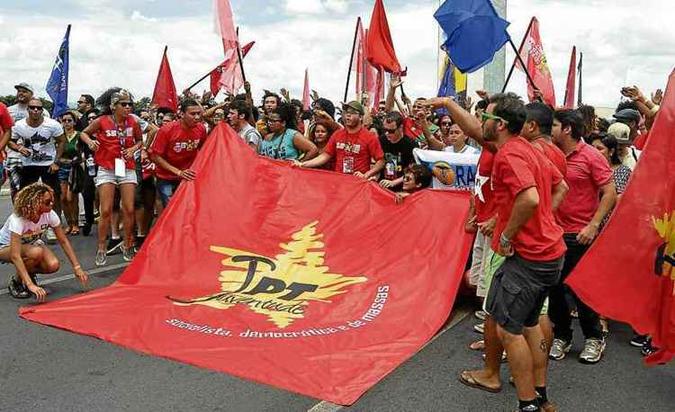 Militantes do PT em manifestação na Esplanada dos Ministérios: alguns temem o desgaste provocado pela prisão do ex-governador Agnelo Queiroz(foto: Antonio Cunha/CB/D.A Press) Militantes do PT em manifestação na Esplanada dos Ministérios: alguns temem o desgaste provocado pela prisão do ex-governador Agnelo Queiroz(foto: Antonio Cunha/CB/D.A Press)
