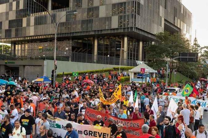 Funcionários da Petrobras fizeram manifestação em frente à sede da empresa no Rio. Sindicatos recorreram contra a proibição do movimento(foto: Daniela Dacorso/FUP) Funcionários da Petrobras fizeram manifestação em frente à sede da empresa no Rio. Sindicatos recorreram contra a proibição do movimento(foto: Daniela Dacorso/FUP)