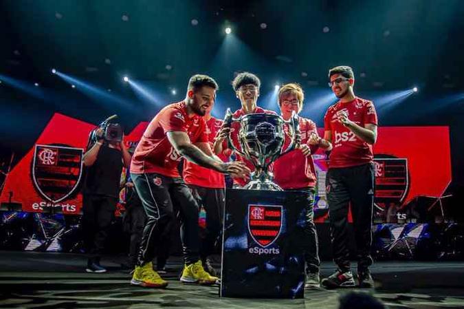 Goku (segundo a partir da direita) e o time de League of Legends do Flamengo(foto: Reprodução/Twitter) Goku (segundo a partir da direita) e o time de League of Legends do Flamengo(foto: Reprodução/Twitter)