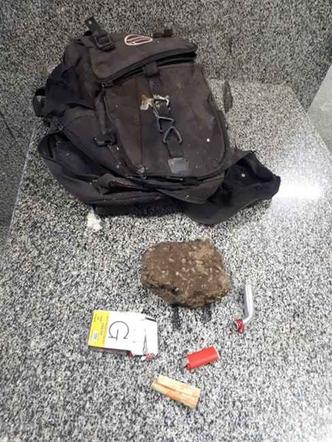 Homem jogou uma pedra contra o ônibus e atingindo uma mulher que precisou ser hospitalizada(foto: Divulgação/PMDF) Homem jogou uma pedra contra o ônibus e atingindo uma mulher que precisou ser hospitalizada(foto: Divulgação/PMDF)