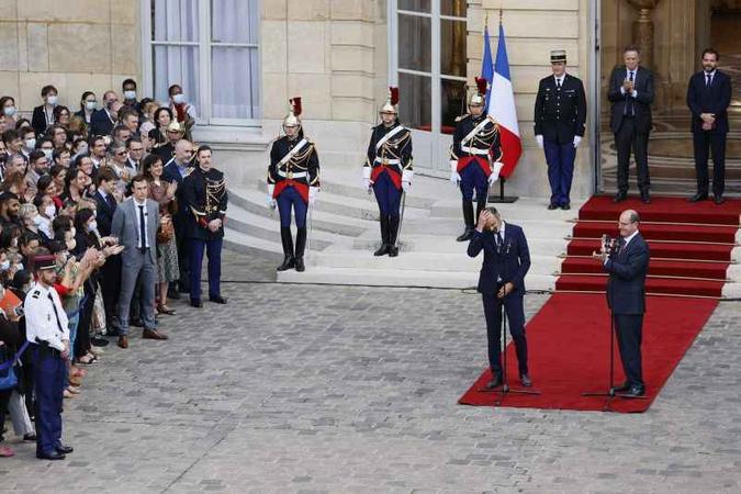 O ex-primeiro-ministro Édouard Philippe (C) é aplaudido pelo sucessor, Jean Castex (D), no pátio do Matignon Hotel, em Paris, durante cerimônia de transmissão de cargo(foto: Thomas SAMSON / POOL / AFP) O ex-primeiro-ministro Édouard Philippe (C) é aplaudido pelo sucessor, Jean Castex (D), no pátio do Matignon Hotel, em Paris, durante cerimônia de transmissão de cargo(foto: Thomas SAMSON / POOL / AFP)