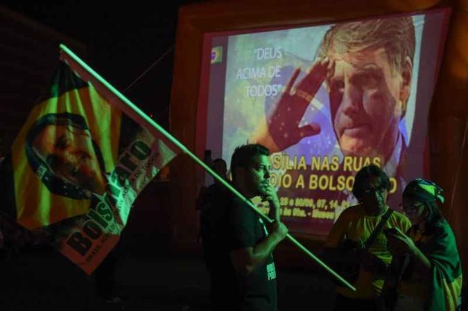 Apoiadores de Bolsonaro, que deve ter o reforço do Centrão no segundo turno. Outros nanicos também podem se unir à campanha(foto: EVARISTO SA/AFP) Apoiadores de Bolsonaro, que deve ter o reforço do Centrão no segundo turno. Outros nanicos também podem se unir à campanha(foto: EVARISTO SA/AFP)