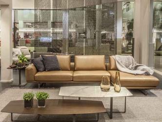 Um biombo leve e cheio de estilo divide os ambientes do showroom da Natuzzi Italia. Criação dos arquitetos da Natuzzi Design Studio, o projeto acompanha as tendências mundiais e usa esse recurso de forma integrada. Em uma estrutura aramada, as cinco partes do biombo se complementam.(foto: Divulgação/Natuzzi Italia) Um biombo leve e cheio de estilo divide os ambientes do showroom da Natuzzi Italia. Criação dos arquitetos da Natuzzi Design Studio, o projeto acompanha as tendências mundiais e usa esse recurso de forma integrada. Em uma estrutura aramada, as cinco partes do biombo se complementam.(foto: Divulgação/Natuzzi Italia)