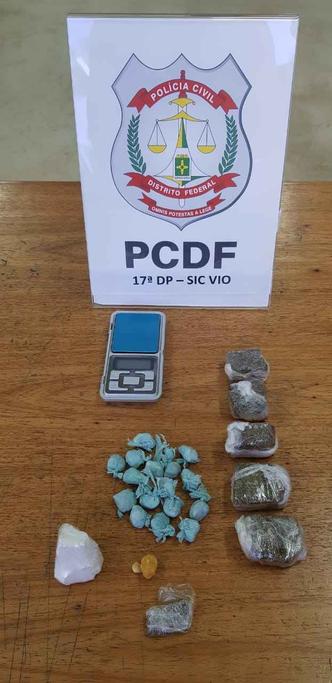 Policiais encontraram maconha, cocaína e crack prontos para venda, além de uma balança de precisão(foto: PCDF/Divulgação) Policiais encontraram maconha, cocaína e crack prontos para venda, além de uma balança de precisão(foto: PCDF/Divulgação)