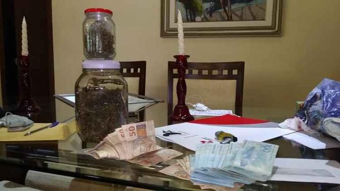 O idoso e o neto dele foram presos acusados de tráfico de drogas(foto: PCDF/Divulgação) O idoso e o neto dele foram presos acusados de tráfico de drogas(foto: PCDF/Divulgação)