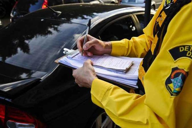 Cresce em 81,9% o número de multas relacionadas a equipamento irregular dentro do carro (foto: Rafael Ohana/CB/D.A Press) Cresce em 81,9% o número de multas relacionadas a equipamento irregular dentro do carro (foto: Rafael Ohana/CB/D.A Press)
