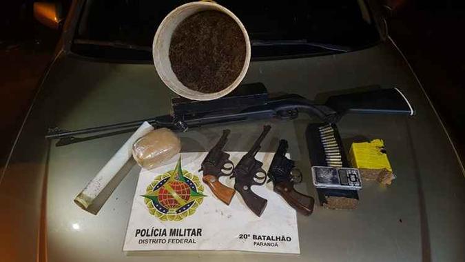 Militares encontraram quatro armas e drogas na casa de um dos suspeitos(foto: Divulgação/PMDF) Militares encontraram quatro armas e drogas na casa de um dos suspeitos(foto: Divulgação/PMDF)
