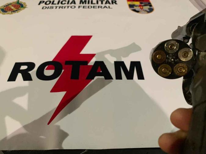 No carro dos suspeitos, foi encontrado um revólver calibre 38(foto: Divulgação/PMDF) No carro dos suspeitos, foi encontrado um revólver calibre 38(foto: Divulgação/PMDF)