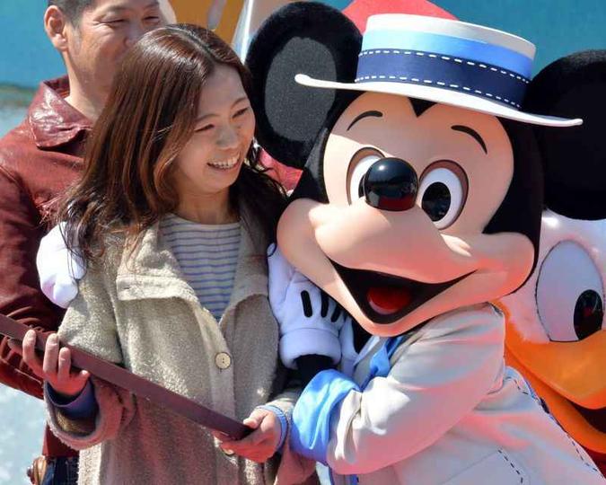 Turista se diverte com Mickey em parque da Disney em Tóquio(foto: Yoshikazu Tsuno/AFP) Turista se diverte com Mickey em parque da Disney em Tóquio(foto: Yoshikazu Tsuno/AFP)