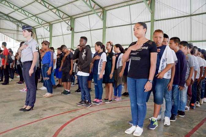 Alunos do CED 1 da Estrutural cantam o Hino Nacional(foto: Luis Tavares/Ascom/SEEDF ) Alunos do CED 1 da Estrutural cantam o Hino Nacional(foto: Luis Tavares/Ascom/SEEDF )