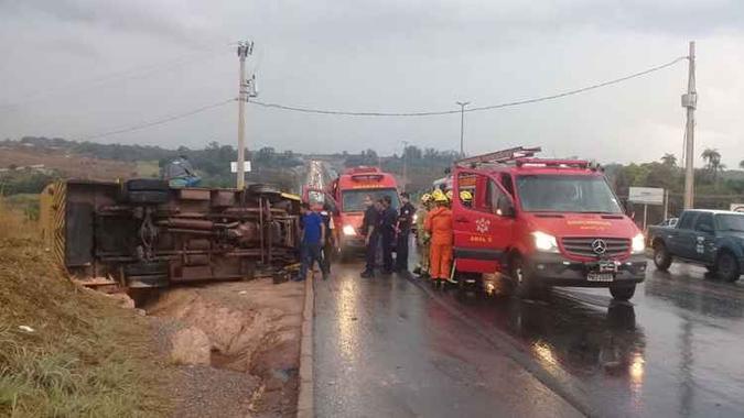 Um carro-forte capotou na BR-020, na subida do Taquari, no sentido Colorado(foto: Divulgação/Corpo de Bombeiros) Um carro-forte capotou na BR-020, na subida do Taquari, no sentido Colorado(foto: Divulgação/Corpo de Bombeiros)