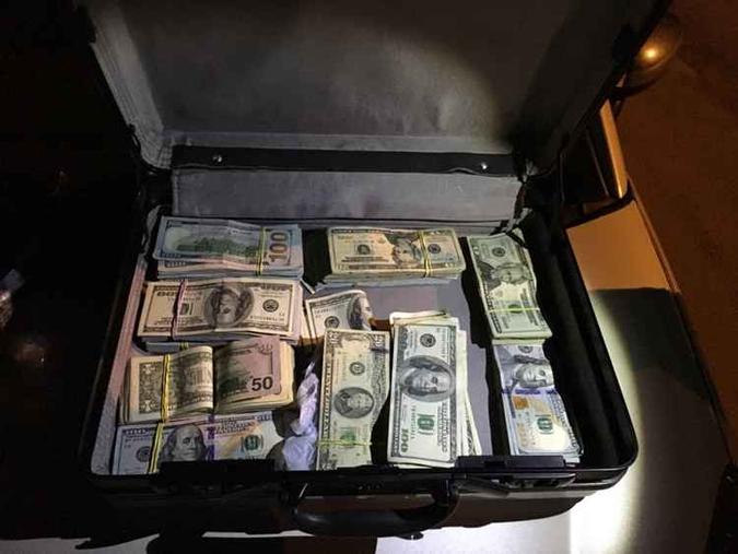 Policiais militares abordaram o homem e encontraram R$ 124 mil dólares dentro do carro que o suspeito dirigia(foto: Divulgação/PMDF) Policiais militares abordaram o homem e encontraram R$ 124 mil dólares dentro do carro que o suspeito dirigia(foto: Divulgação/PMDF)