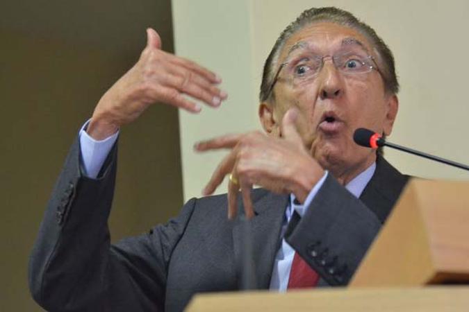 Lobão: objetivo é reduzir exposição de distribuidoras aos preços altos(foto: Elza Fiuza/Agência Brasil ) Lobão: objetivo é reduzir exposição de distribuidoras aos preços altos(foto: Elza Fiuza/Agência Brasil )